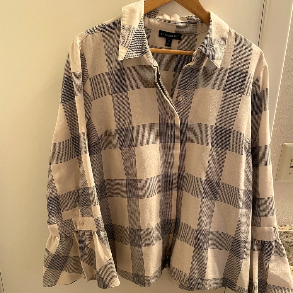 EUC Lane Bryant black cream top with sleeve detail button front size 16